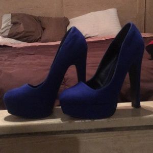 Blue pumps